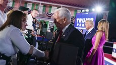 Americký viceprezident Mike Pence doprovodil na pódium bhem nominaního sjezdu...