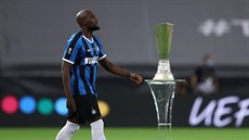 Romelu Lukaku (Inter) kráí okolo poháru Evropské ligy ped finálovým zápase...
