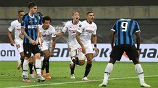 Romelu Lukaku (Inter) si srazil mí� do vlastní brány p�i st�ele Diega Carlose...