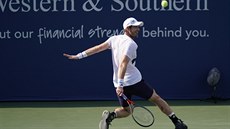 Brit Andy Murray dobíhá k míi na turnaji v New Yorku.