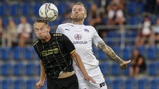 Michal Kadlec ze Slovácka (vpravo) a Jan Chramosta z Jablonce svádjí...