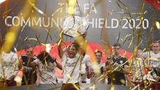 Fotbalisté Arsenalu slaví vít�zství v anglickém Superpoháru.