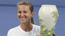 Bloruská tenistka Viktoria Azarenková pózuje s trofejí pro vítzku turnaje v...