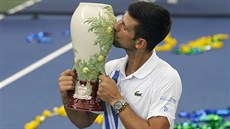 Srbský tenista Novak Djokovi líbá trofej pro ampiona turnaje v New Yorku.