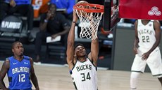 Janis Adetokunbo z Milwaukee smeuje do koe Orlanda v utkání play off NBA.