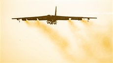 Americké bombardéry B-52 pistávají na základn Fairford v Británii kvli...