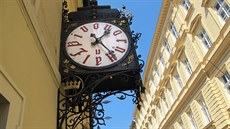Historické hodiny na fasádě patří neodmyslitelně k pivovaru U Fleků.