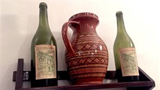 Historické pivní lahve s n�meckými etiketami ve flekovské expozici