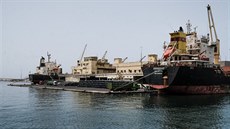 Dakarský pístav v Senegalu. (24. ervna 2020)