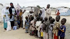 Zdravotníci okují dti v Nigérii proti dtské obrn. (28. srpna 2016)