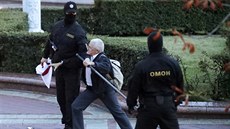 Písluníci bloruských speciálních policejních sil OMON zadrují jednoho z...