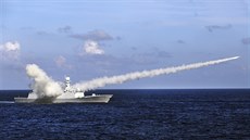 Čínská fregata vypouští protilodní raketu během vojenského cvičení ve vodách ve...