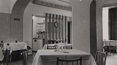 Interiér restaurace U Jelena na novojičínském náměstí v roce 1968. Restaurace...