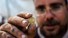V Izraeli objevili vzácné, více ne tisíc let staré mince z istého zlata. (18....