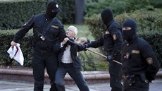 Běloruská demonstrantka Nina Baginská se pere s policisty, kteří jí sebrali...