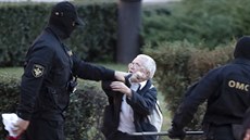 Bloruská demonstrantka Nina Baginská se pere s policisty, kteí jí sebrali...