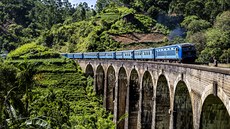 Nahoru a zase dolů. Ve srílanských kopcích vlak překonává spousty údolí, pestrá...