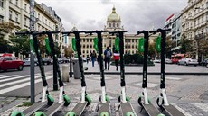 Sdílené koloběžky společnosti Lime v Praze na Václavském náměstí