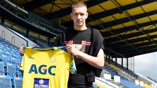 Teplická posila Jevgenij Nazarov pózuje na stadionu Na Stínadlech.