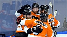 Hokejisté Philadelphia Flyers se radují z gólu, mezi nimi i Jakub Voráek.