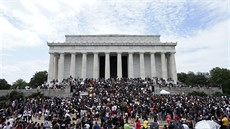 Tisíce lidí pily k Lincolnov památníku v americkém Washingtonu na...