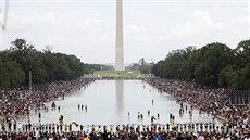 Tisíce lidí pily k Lincolnov památníku v americkém Washingtonu na...