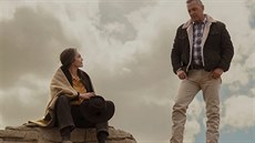 Diane Lane a Kevin Costner ve filmu Nechte ho jít (2020)