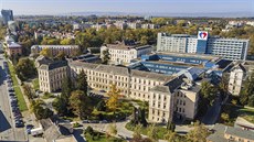 Nejstar�í budovu v olomoucké fakultní nemocnici zvanou Franz Josef (v pop�edí)...