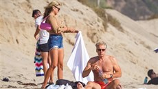 Dolph Lundgren a jeho snoubenka Emma Krokdalová (Malibu, srpen 2020,