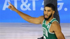 Jayson Tatum z Boston Celtics oslavuje trojku proti Philadelphia 76ers.