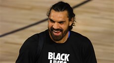 Steven Adams z Oklahoma City se rozehívá na zápas play off.