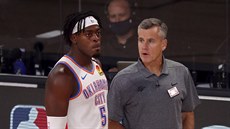 Luguentz Dort (5) z Oklahoma City a jeho trenér Billy Donovan