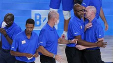 Rick Carlisle (vpravo) se natval na rozhodí, jeho asistenti ho uklidují.