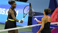 Maria Sakkariov (vpravo) a Serena Williamsov po vzjemnm duelu na turnaji v...