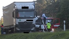 Při nehodě autobusu s odstaveným kamionem u Plzně zemřela jedna žena, další tři...