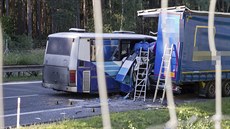 Tragická nehoda u Plzně. Do odstaveného kamionu narazil autobus, zemřela v něm...