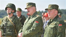 Bloruský prezident Alexandr Lukaenko na návtv vojenské posádky ve mst...