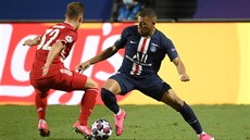 Kylian Mbappe v dresu Pa�í�e (vpravo) zkou�í obelstít obránce Bayernu Joshuu...