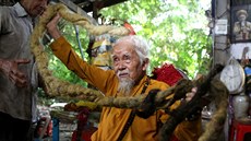 Dvaadevadesátiletý Nguyen Van Chien si u osmdesát let nestíhal vlasy, ví,...