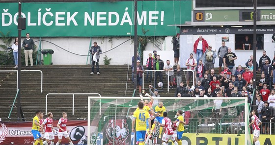 Momentka z utkání mezi fotbalisty Pardubic (v červeném) a Teplic.