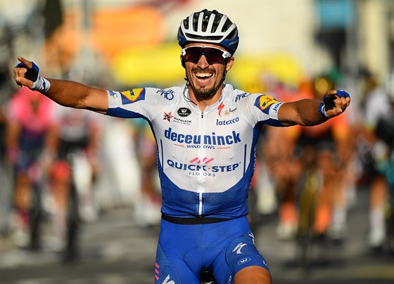 Francouzský cyklista Julian Alaphilippe se raduje z vítzství ve druhé etap...