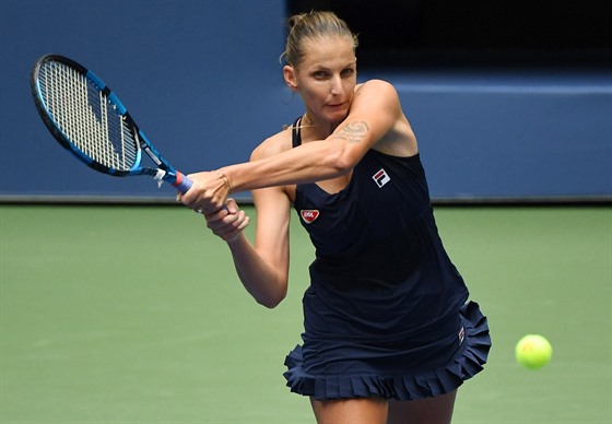 Karolína Plíková hraje bekhend v prvním kole US Open.