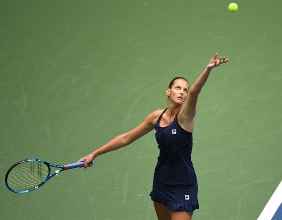 Karolína Plíková podává v prvním kole US Open.