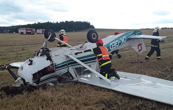 U Boitova na Blanensku se zítilo malé letadlo poté, co narazilo do vedení...