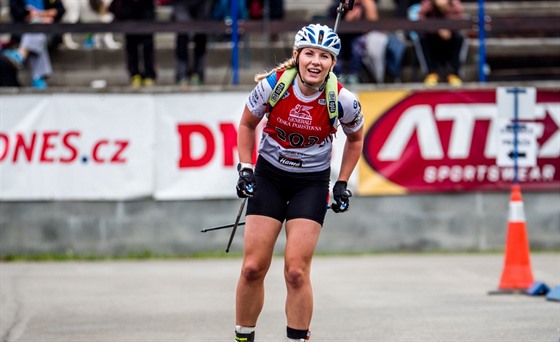 Lucie Charvátová po dojezdu do cíle sprintu na MR v letním biatlonu.