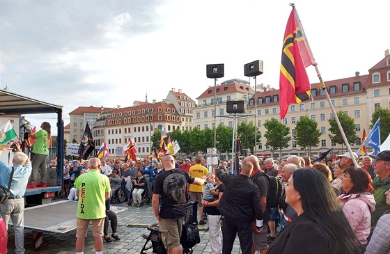 Několik stovek lidí se sešlo v centru saských Drážďan na demonstraci...