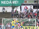 Momentka z utkn mezi fotbalisty Pardubic (v ervenm) a Teplic.