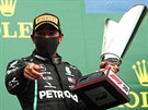 Brit Lewis Hamilton ze stáje Mercedes pózuje s trofejí pro vítze Velké ceny...