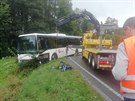 Autobus skonil po nehod ásten mimo vozovku.