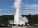 Návtvníci amerického národního parku Yellowstone sledují erupci jednoho z...